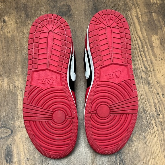 Air Jordan 1 low Gum red/black 4Y=W5.5! Preowned great condition w/o box! - Picture 8 of 12